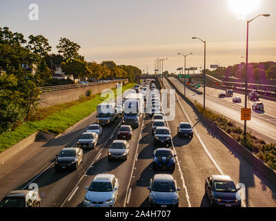 Schwere Morgen den Verkehr in der ausgehenden aus Chicago Gassen der Eisenhower Expressway. Oak Park, Illinois. Stockfoto