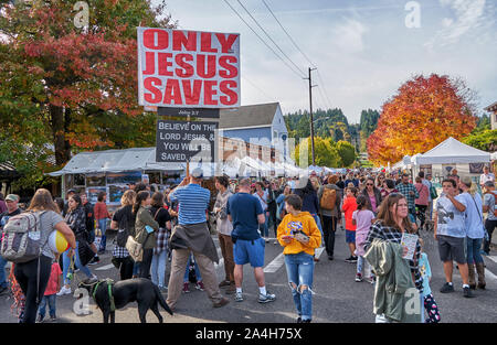 Straßenprediger tragende Zeichen, Buße zu tun. Lachs Tage Feier Issquah, Washington. Oktober 6, 2019. Stockfoto