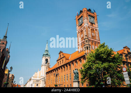 Altes Rathaus und Kirche des Heiligen Geistes an Rynek Staromiejski Square in Torun, Polen Stockfoto