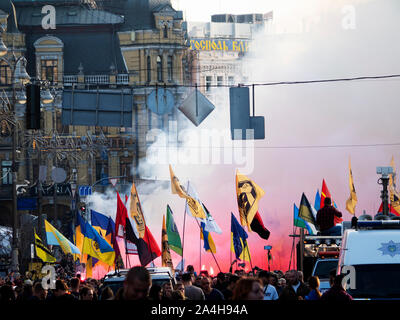 Kiew, Ukraine. 14 Okt, 2019. Die demonstranten März entlang Khreshchatyk Straße halten Fahnen während der Demonstration. Kriegsveteranen und zivilgesellschaftliche Aktivisten gefordert, dass die Interessen des Staates nicht übergeben werden, der Rückzug der Truppen aufhören würde und die Militanten sollte nicht amnestiert werden. Sie Einwände gegen die Shtanmeyer Formel für die Ukraine eingeführt. Credit: SOPA Images Limited/Alamy leben Nachrichten Stockfoto