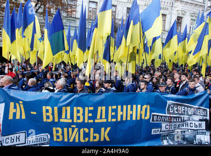 Kiew, Ukraine. 14 Okt, 2019. Ein Banner sagen, Nein, um den Rückzug der Truppen!, während der März zum Gedenken an den 77. Jahrestag der Gründung der UPA. der Ukrainischen aufständischen Armee (UPA) aktiv für die Ukrainische Unabhängigkeit von 1942 bis 1949 kämpften, vor allem in der Westukraine gegen den deutschen Nationalsozialismus und des sowjetischen Regimes. Die ukrainer auch die Verteidiger der Ukraine Tag am selben Datum. Credit: SOPA Images Limited/Alamy leben Nachrichten Stockfoto