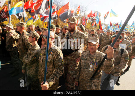 Kiew, Ukraine. 14 Okt, 2019. Ukrainischen Veteranen, die auf den Krieg mit den pro-russischen separatistischen während der März zum Gedenken an den 77. Jahrestag der Gründung der UPA. der Ukrainischen aufständischen Armee (UPA) aktiv für die Ukrainische Unabhängigkeit von 1942 bis 1949 kämpften, vor allem in der Westukraine gegen den deutschen Nationalsozialismus und des sowjetischen Regimes. Die ukrainer auch die Verteidiger der Ukraine Tag am selben Datum. Credit: SOPA Images Limited/Alamy leben Nachrichten Stockfoto