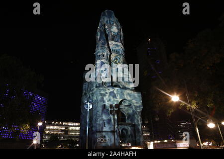 Berlin, Deutschland. 14 Okt, 2019. Deutschland: In Berlin, viele Gebäude sind an das "Festival der Lichter" und "Berlin leuchtet" beleuchtet. Das Foto zeigt die Gedächtniskirche auf dem Breitscheidplatz (Foto von Simone Kuhlmey/Pacific Press) Quelle: Pacific Press Agency/Alamy leben Nachrichten Stockfoto