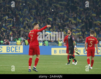 Kiew, Ukraine. 14 Okt, 2019. Cristiano Ronaldo von Portugal Nationalmannschaft (L) während der UEFA EURO 2020 Qualifikation, Gruppe B, Fußballspiel zwischen Portugal und der Ukraine am Olimpiyskiy Stadion in Kiew (Endstand; Portugal 1:2 Ukraine) Credit: SOPA Images Limited/Alamy leben Nachrichten Stockfoto