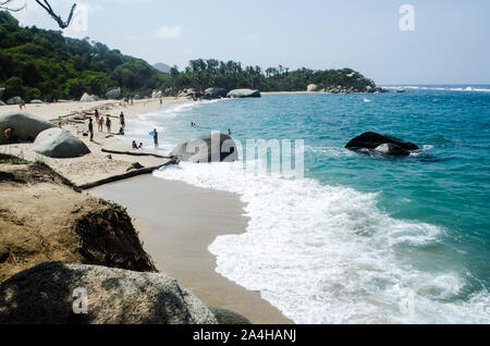 Schönen Sandstrand in Tayrona Nationalpark, einem geschützten Bereich in Magdalena Abteilung auf der karibischen Seite von Kolumbien entfernt Stockfoto