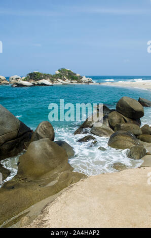 Schönen Sandstrand in Tayrona Nationalpark, einem geschützten Bereich in Magdalena Abteilung auf der karibischen Seite von Kolumbien entfernt Stockfoto