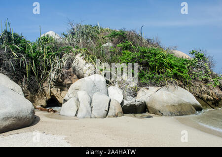 Schöne felsige Landschaft in den Tayrona Nationalpark, einem geschützten Bereich in Magdalena Abteilung auf der karibischen Seite von Kolumbien entfernt Stockfoto