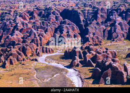 Luftaufnahme der Bienenstock wie bunte Sandstein Felsformationen der Bungle Bungles, Purnululu National Park, Kimberley, Australien Stockfoto