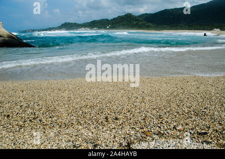 Schönen Sandstrand in Tayrona Nationalpark, einem geschützten Bereich in Magdalena Abteilung auf der karibischen Seite von Kolumbien entfernt Stockfoto