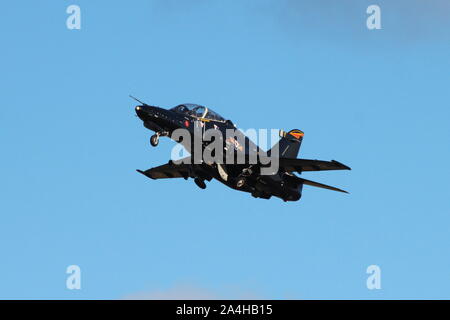 ZK034, BAE Systems Hawk T2 von der Royal Air Force betrieben (in 4 Squadron Markierungen), am Internationalen Flughafen Prestwick, Ayrshire. Stockfoto