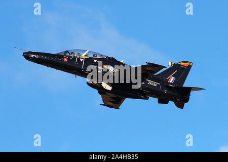 ZK034, BAE Systems Hawk T2 von der Royal Air Force betrieben (in 4 Squadron Markierungen), am Internationalen Flughafen Prestwick, Ayrshire. Stockfoto