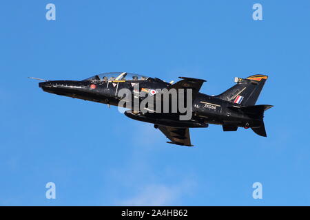 ZK034, BAE Systems Hawk T2 von der Royal Air Force betrieben (in 4 Squadron Markierungen), am Internationalen Flughafen Prestwick, Ayrshire. Stockfoto