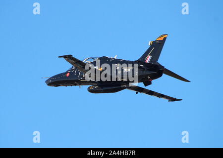 ZK034, BAE Systems Hawk T2 von der Royal Air Force betrieben (in 4 Squadron Markierungen), am Internationalen Flughafen Prestwick, Ayrshire. Stockfoto