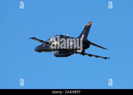 ZK034, BAE Systems Hawk T2 von der Royal Air Force betrieben (in 4 Squadron Markierungen), am Internationalen Flughafen Prestwick, Ayrshire. Stockfoto