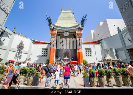 TCL Chinese Theatre in Hollywood, Kalifornien. Ursprünglich Grauman's Chinese Theater, die für ihre berühmten Celebrity footprints bekannt. Stockfoto