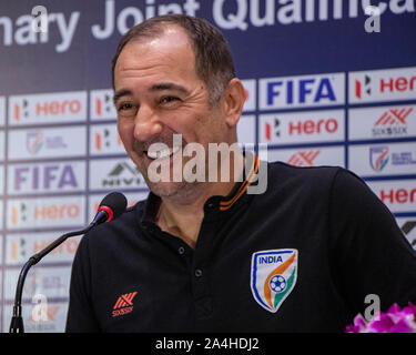 Kolkata, Indien. 14 Okt, 2019. Igor Stimac (Trainer - Indian National Football team) bei der Pressekonferenz vor dem Spiel in Kalkutta am 14 thOct, 2019 vor der Runde 3 Qualifikationsspiel von Katar 2022 FIFA WORLD CUP und AFC Asian Cup 2023 zwischen Indien und Bangladesch am Salzsee Stadion gespielt zu werden, Kolkata am 15 Okt, 2019 (Foto: Amlan Biswas/Pacific Press) Quelle: Pacific Press Agency/Alamy leben Nachrichten Stockfoto