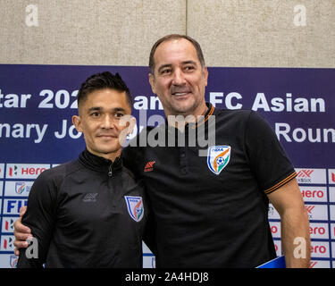 Kolkata, Indien. 14 Okt, 2019. Igor Stimac (Trainer - Indian National Football Team) und Sunil Chhetri (Kapitän - Indian National Football team) bei der Pressekonferenz vor dem Spiel in Kalkutta am 14 thOct, 2019 vor der Runde 3 Qualifikationsspiel von Katar 2022 FIFA WORLD CUP und AFC Asian Cup 2023 zwischen Indien und Bangladesch am Salzsee Stadion gespielt zu werden, Kolkata am 15 Okt, 2019 (Foto: Amlan Biswas/Pacific Press) Quelle: Pacific Press Agency/Alamy leben Nachrichten Stockfoto