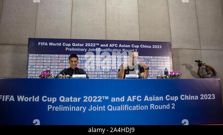 Kolkata, Indien. 14 Okt, 2019. Igor Stimac (Trainer - Indian National Football Team) und Sunil Chhetri (Kapitän - Indian National Football team) bei der Pressekonferenz vor dem Spiel in Kalkutta am 14 thOct, 2019 vor der Runde 3 Qualifikationsspiel von Katar 2022 FIFA WORLD CUP und AFC Asian Cup 2023 zwischen Indien und Bangladesch am Salzsee Stadion gespielt zu werden, Kolkata am 15 Okt, 2019 (Foto: Amlan Biswas/Pacific Press) Quelle: Pacific Press Agency/Alamy leben Nachrichten Stockfoto