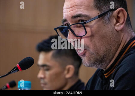 Kolkata, Indien. 14 Okt, 2019. Igor Stimac (Trainer - Indian National Football Team) und Sunil Chhetri (Kapitän - Indian National Football team) bei der Pressekonferenz vor dem Spiel in Kalkutta am 14 thOct, 2019 vor der Runde 3 Qualifikationsspiel von Katar 2022 FIFA WORLD CUP und AFC Asian Cup 2023 zwischen Indien und Bangladesch am Salzsee Stadion gespielt zu werden, Kolkata am 15 Okt, 2019 (Foto: Amlan Biswas/Pacific Press) Quelle: Pacific Press Agency/Alamy leben Nachrichten Stockfoto