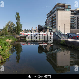 London North Eastern Railway Klasse 800 Bi-Modus Azuma Bahnhof Lincoln, spiegelt sich in den Fluss. Stockfoto