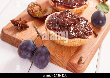 Frisch zubereitete Sandwiches mit Pflaumen marmelade oder Konfitüre auf Holz Schneidebrett, Konzept der köstlichen Frühstück Stockfoto