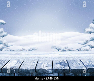 Leere blaue Winter Weihnachten malerische Landschaft mit kopieren. Holztisch mit Schnee und Tannen mit Schnee auf die Natur bedeckt. Stockfoto