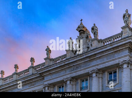 Sonnenuntergang Blick auf die prachtvolle barocke Architektur der Königlichen Palast oder Palacio Real von der Plaza de Oriente in Madrid, Spanien gesehen Stockfoto