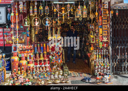 Udaipur, Indien - 17. Februar 2019: Souvenir Shop mit Tradition Souvenirs im Markt Stockfoto