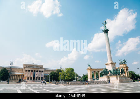 Budapest, Ungarn - 27. Juni 2019: Museum der Bildenden Künste und Millennium Denkmal am Heldenplatz Stockfoto