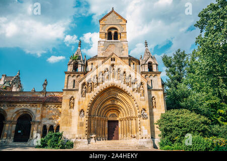 Die Burg von Vajdahunyad Jaki Kapelle im City Park in Budapest, Ungarn Stockfoto