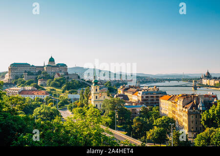 Die Budaer Burg und Kettenbrücke über die Donau in Budapest, Ungarn Stockfoto