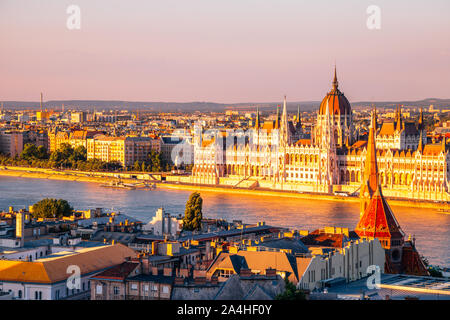 Ungarisches Parlament Gebäude mit Donau bei Sonnenuntergang in Budapest, Ungarn Stockfoto