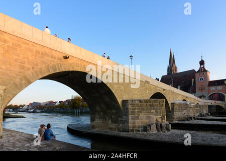 Regensburg: Donau (Donau), Steinerne Brücke (Steinerne Brücke), St. Peter's Kirche - der Regensburger Dom in Deutschland, Bayern, Bayern, Oberpfalz Stockfoto