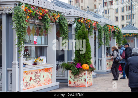 12-10-2019, Moskau, Russland. Goldener Herbst Festival. Holiday Cottages mit Geschenken und Essen, Anwohner und Touristen sind. Die Leute auf der backgroun Stockfoto