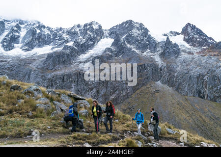 Huaraz, Peru - 18. August 2016: in den Bergen wandern. Landschaft von Punta Union Trek, Huascaran Nationalpark, Cordillera Blanca, Peru Stockfoto