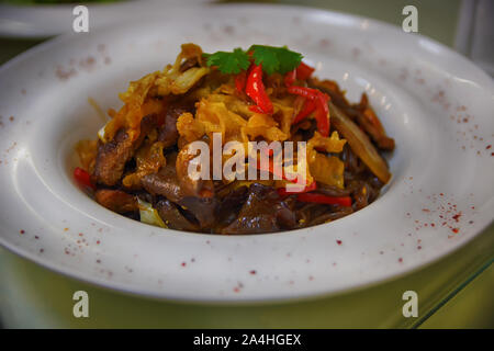 Salat mit schwarzen Chinesischen Pilzen, Fleisch und Gemüse. Blick von oben auf die pflanzliche Platte. Selektive konzentrieren. Stockfoto