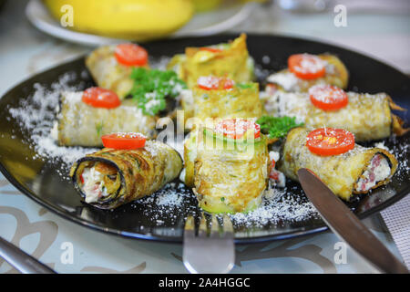 Vegetarische Brötchen mit Kürbis, Tomaten, Käse und Grün auf Schwarz. Selektive konzentrieren. Gesundes Essen. Stockfoto