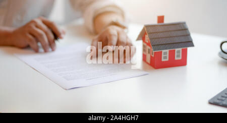 Immobilie Immobilien Konzept: Kunden unterzeichnen Vertrag über Startseite Darlehensvertrag für neue Haus