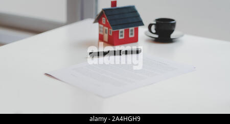 7/8 Schuß Home Loan Agreement Dokument mit kleinen Haus Modell, Immobilien Konzept Stockfoto