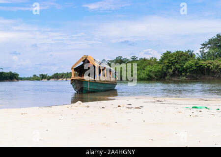 Amazonas, cargo Boot und Transportmittel, den Fluss zu überqueren Stockfoto