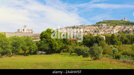 Panoramablick von der Landschaft von der historischen Stadt Assisi, Italien. Stockfoto