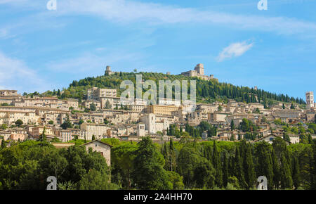 Panoramablick von Assisi Stadt im schönen, sonnigen Tag mit blauen Himmel und Wolken, Umbrien, Italien. Stockfoto