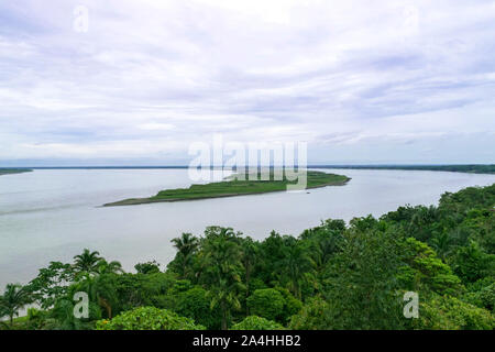 Peru, peruanischen Amazonas Landschaft. Das Foto vorhanden Reflexionen des Amazonas, Iquitos, Peru Stockfoto