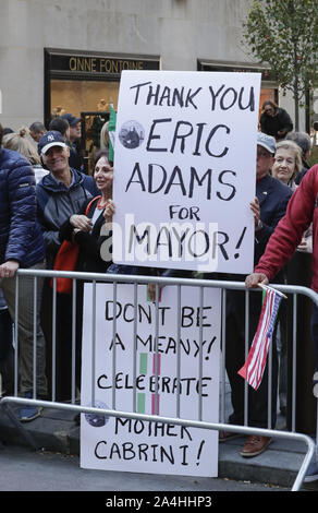 New York, NY, USA. 14 Okt, 2019. Fifth Avenue, New York, USA, 15. Oktober 2019 - Tausende Völker die 2019 Columbus Day Parade in New York City teilgenommen. Foto: Luiz Rampelotto/EuropaNewswire. PHOTO CREDIT OBLIGATORISCH. Credit: Luiz Rampelotto/ZUMA Draht/Alamy leben Nachrichten Stockfoto