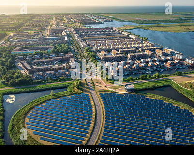 Die moderne nachhaltige Nachbarschaft in Almere, Niederlande. Die Stadt Heizung (stadswarmte) im Bezirk ist teilweise durch ein Solarmodul isla Powered Stockfoto