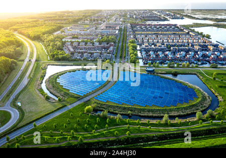 Die moderne nachhaltige Nachbarschaft in Almere, Niederlande. Die Stadt Heizung (stadswarmte) im Bezirk ist teilweise durch ein Solarmodul isla Powered Stockfoto