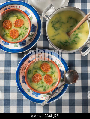 Caldo Verde. Portugiesische Kohlsuppe. Portugal Essen Stockfoto