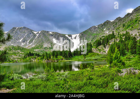 Eine aus sieben sauberste Berg Karakol Seen, im Tal, am Fuße der Bagatash Pass, Altai Gebirge, Russland. Nadelwälder ein Stockfoto