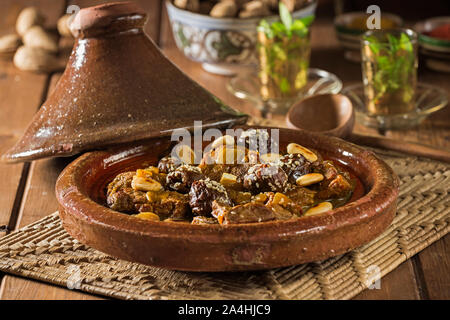 Tajine Lamm mit Pflaumen und Mandeln. Marokko Essen Stockfoto
