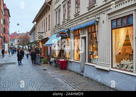 Menschen Window Shopping am Nachmittag in Göteborg malerischen Haga Bezirk drapiert im Herbst Dämmerung Stockfoto